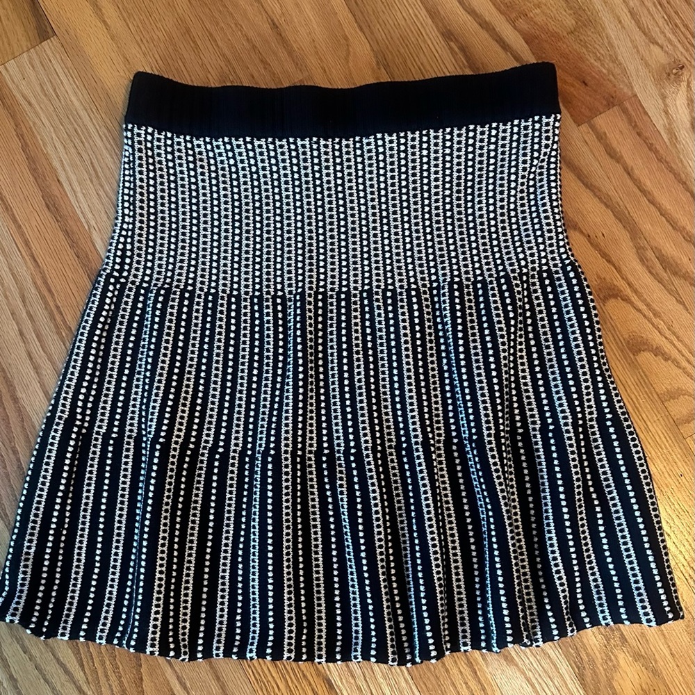 NWOT Candie’s Sz M Black and Cream Pleated Skirt! Never Worn! Perfect Condition!